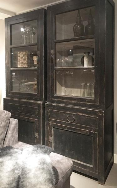 Vitrinekast met prachtige zwarte - Kasten - landelijke meubels, Meubels voor landelijke inrichting, - Frederique Interieur